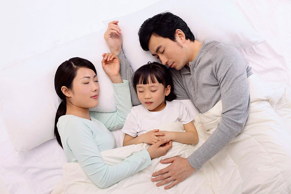 Những lợi ích không ngờ khi con ngủ chung với bố mẹ